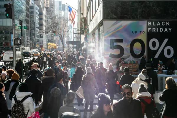 Why DOOH Advertising is Perfect for Black Friday and Cyber Monday Campaigns